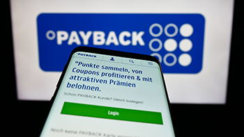 Symbolbild: Handy mit Login für die App Payback. Hintergrund Logo von Payback.