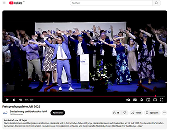 Foto: Screenshot des YouTube-Videos zur Sommergesellenfreisprechungsfeier in Lübeck. Zu sehen sind feiernde Menschen auf einer Bühne