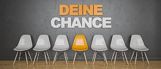 Symbolbild: Deine Chance an graue Wand mit Stühlen davor geschrieben