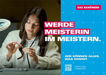 Kampagnenplakat des Deutschen Handwerkskammertags, auf dem eine Hörakustikerin bei der Arbeit abgebildet ist