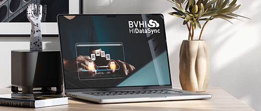 Symbolbild: Aufgeklappter Laptop auf einem Schreibtisch, auf dem Bildschirm ist das Programm HIDataSync des BVHIs geöffnet