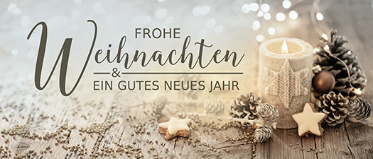 Symbolbild: Kerze mit Tannenzap-fen und dem Schriftzug „Frohe Weihnachten und ein gutes Neues Jahr“.