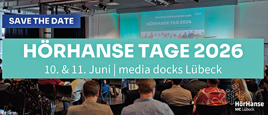 Bildbeschreibung: Im Hintergrund sieht man ein Seminar mit Teilnehmern der HörHanse-Tage aus dem Jahr 2024 und im Vordergrund steht das aktuelle Datum mit dem Namen der Tagung.