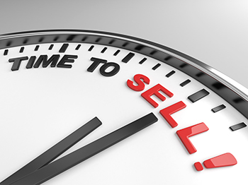 Bildbeschreibung: Das Bild zeigt einen Teil eines Ziffernblattes einer Uhr. Anstatt der Ziffern ist der Schriftzug Time to sell! abgebildet. Beide Zeiger der Uhr stehen auf dem englischen Wort sell, das in roter Schrift abgedruckt ist.