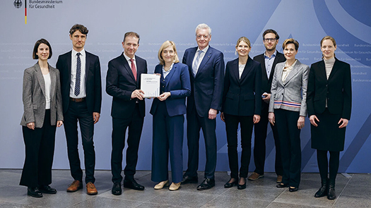 Bildbeschreibung: Auf dem Foto ist die Bundesgesundheitsministerin Nina Warken mit Mitgliedern der FinanzKommission Gesundheit abgebildet.