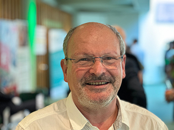 Bildbeschreibung: Porträtfoto von Dr. Roland Zeh, Vorstandsmitglied beim Deutschen Hörverband, auf dem freundlich lächelt