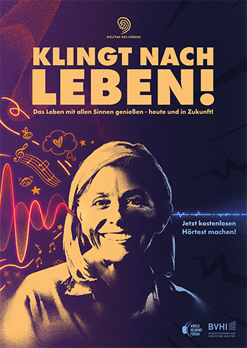 Bildbeschreibung: Das Foto zeigt den Flyer zum Welttag des Hörens. Der Hintergrund ist violett und darauf steht oben in großen gelben Lettern „Klingt nach Leben! Das Leben mit allen Sinnen genießen – heute und in Zukunft.“ Darunter sieht man das Konterfei einer jungen Frau. Links neben ihr sind verschiedene Icons zu sehen: eine Hörkurve, Notenschlüssen, Noten auf Notenlinien, Bienen, eine Wolke und einen Smiley. Links neben der Frau steht in hellblauer, leuchtender Schrift: „Jetzt kostenlos Hörtest machen“