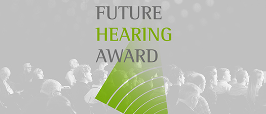 Bildbeschreibung: Auf dem Schwarz-Weiß-Foto ist schemenhaft sitzendes Publikum abgebildet, das den Blick nach vorne richtet. Darüber ist das Logo der Veranstaltung abgedruckt: der Schriftzug Future Hearing Award und ein grafisch dargestelltes Echo. Das Wort Hearing und das Echo sind im Phonak-Grün gedruckt, die Wörter Future und Award in einem Dunkelgrau.