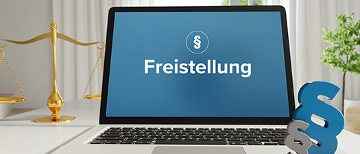 Auf dem Foto ist ein Monitor abgebildet und darauf ist ein Paragrafenzeichen sowie das Wort Freistellung zu sehen.