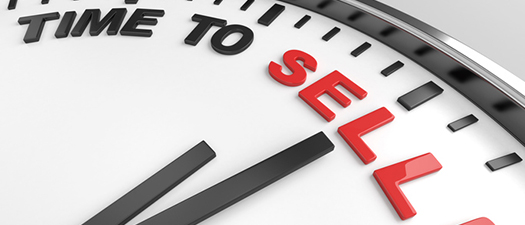 Auf dem Foto ist eine analoge Uhr abgebildet und anstatt der Ziffern zwölf bis zwei steht Time to sell