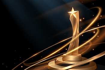Auf dem Foto ist in Gold eine Trophäe auf schwarzem Hintergrund zu sehen.