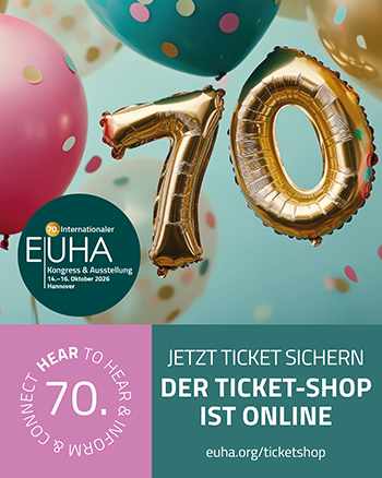 Auf dem Foto wird mit Luftballons und Konfetti der EUHA-Kongress angekündigt.